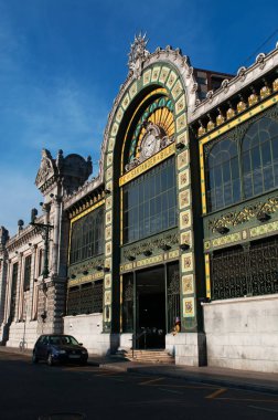 Bask Ülkesi, İspanya: Bilbao Concordia istasyonu, Modernist Art Nouveau tarzında inşa ve Bilbao Santander istasyonu olarak bilinen görünümünü iki şehir dar hat demiryolu ile bağlar.
