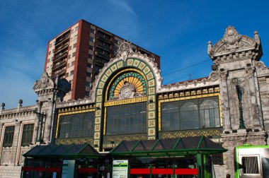 Bask Ülkesi, İspanya: Bilbao Concordia istasyonu, Modernist Art Nouveau tarzında inşa ve Bilbao Santander istasyonu olarak bilinen görünümünü iki şehir dar hat demiryolu ile bağlar.