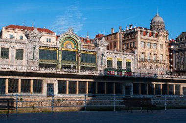 Bask Ülkesi: banklar ve Bilbao Santander istasyonu olarak bilinen ve Modernist Art Nouveau tarzında inşa Bilbao Concordia istasyonu ile şehrin manzarası