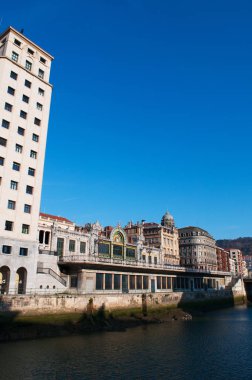Bask ülke, İspanya: görünümü Nervion nehir ve Bilbao Santander istasyonu olarak bilinen ve Modernist Art Nouveau tarzında inşa Bilbao Concordia istasyonu ile şehrin manzarası