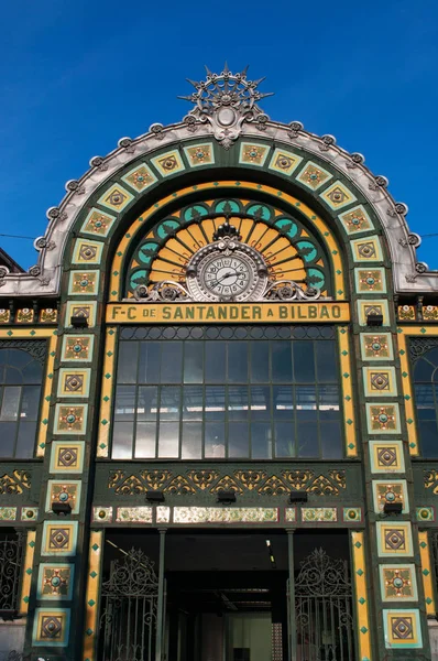 Baskenland, Spanien: Blick auf den Bahnhof Bilbao concordia, der im modernistischen Jugendstil erbaut wurde und als Santander-Bahnhof von Bilbao bekannt ist, verbindet die beiden Städte durch eine Schmalspurbahn — Stockfoto