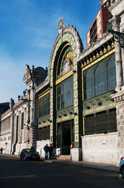 Baskenland, Spanien: Blick auf den Bahnhof Bilbao concordia, der im modernistischen Jugendstil erbaut wurde und als Santander-Bahnhof von Bilbao bekannt ist, verbindet die beiden Städte durch eine Schmalspurbahn — Stockfoto