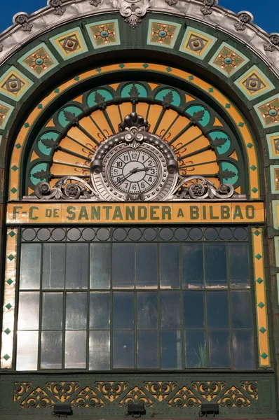 バスク: 詳細記号・ ビルバオ サンタンデール駅と呼ばれ、モダニズム芸術の Nouveau 様式で建てられたビルバオ コンコルディア駅の装飾 — ストック写真