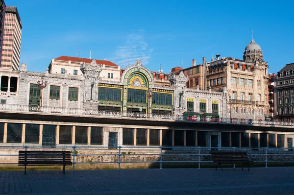 País Basco: skyline da cidade com vista para os bancos e da estação Bilbao Concordia, conhecida como estação Bilbao Santander e construída em um estilo Art Nouveau modernista — Fotografia de Stock