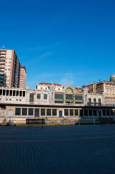 Baskenland: Skyline der Stadt mit Blick auf die Bänke und den Bahnhof Bilbao concordia, bekannt als Santander-Bahnhof in Bilbao und im modernistischen Jugendstil erbaut — Stockfoto