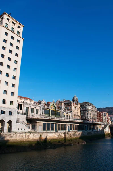Страна Басков, Испания: панорама города с видом на реку Нервион и станцию Бильбао Конкордия, известную как станция Бильбао Сантандер и построенную в стиле модерн — стоковое фото