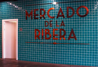 Bilbao: Mercado de la Ribera, Ribera Market, Old Town yanındaki Nervion nehrin sağ kıyısında Avrupa'nın en büyük kapalı pazar girişinde iç işareti