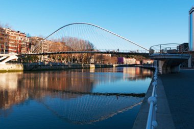 Bask ülke, İspanya: Zubizuri, beyaz köprü veya Santiago Calatrava tarafından Campo Volantin Köprüsü manzaralı Bilbao ve Nervion Nehri manzarası