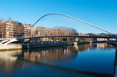 Bask ülke, İspanya: Zubizuri, beyaz köprü veya Santiago Calatrava tarafından Campo Volantin Köprüsü manzaralı Bilbao ve Nervion Nehri manzarası