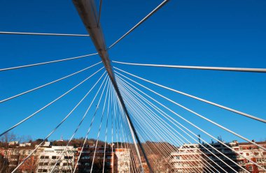 Bask ülke, İspanya: Zubizuri, beyaz köprü veya Campo Volantin Köprüsü Santiago Calatrava tarafından görülen Bilbao manzarası