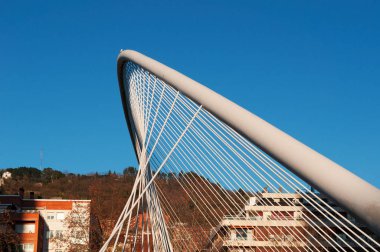 Bask ülke, İspanya: Zubizuri, beyaz köprü veya Campo Volantin Köprüsü Santiago Calatrava tarafından görülen Bilbao manzarası