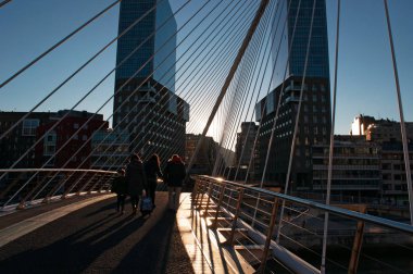 Bask Ülkesi, İspanya: Isozaki bugünbir İkiz Kuleler Japonlar tarafından tasarlanmış bir Bilbao Arata Isozaki, Zubizuri, Santiago Calatrava tarafından Campo Volantin Köprüsü üzerinden görülen mimar