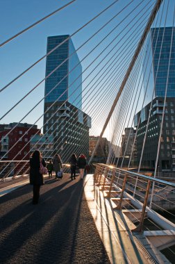Bask Ülkesi, İspanya: Isozaki bugünbir İkiz Kuleler Japonlar tarafından tasarlanmış bir Bilbao Arata Isozaki, Zubizuri, Santiago Calatrava tarafından Campo Volantin Köprüsü üzerinden görülen mimar