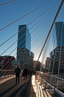 Bask Ülkesi, İspanya: Isozaki bugünbir İkiz Kuleler Japonlar tarafından tasarlanmış bir Bilbao Arata Isozaki, Zubizuri, Santiago Calatrava tarafından Campo Volantin Köprüsü üzerinden görülen mimar