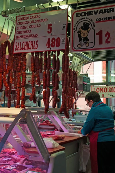 Bilbao: sklep mięsny w Mercado de la Ribera, Ribera rynku, największy zadaszony rynek w Europie, na prawym brzegu rzeki Nervion, obok Casco Viejo, stare miasto — Zdjęcie stockowe