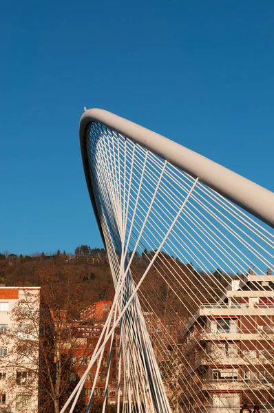 País Basco, Espanha: o horizonte de Bilbau visto através do Zubizuri, a ponte branca ou a Ponte Campo Volantin de Santiago Calatrava — Fotografia de Stock