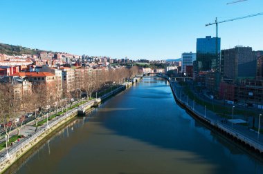 Bask ülke, İspanya: Zubizuri, beyaz köprü veya Santiago Calatrava tarafından Campo Volantin Köprüsü manzaralı Bilbao ve Nervion Nehri manzarası