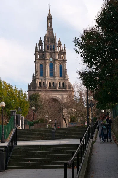 Bilbao: the Basilica of Begona, a XVI century church in Gothic and Baroque style dedicated to the patron saint of Biscay, the Virgin Begona, at the end of Calzadas de Mallona staircase — Stock Photo, Image