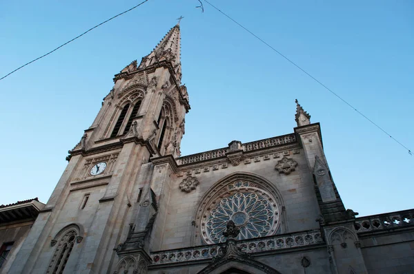 Bilbao: dzwonnica Bazyliki katedry w Santiago, Kościół katolicki na starym mieście zbudowany w stylu gotyckim, między Xiv wieku i na początku Xvi wieku — Zdjęcie stockowe