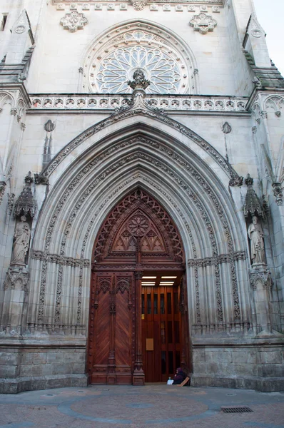 Bilbao: portal Bazyliki katedry w Santiago, Kościół katolicki na starym mieście zbudowany w stylu gotyckim między ostatnim kwartale z Xiv wieku i na początku Xvi — Zdjęcie stockowe