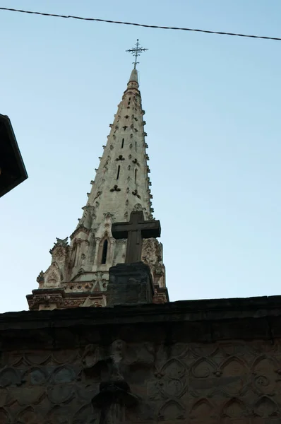 Bilbao: gränder och klocktornet i den katedralen Basilica i Santiago, den katolska kyrkan i gamla stan byggdes i gotisk stil mellan Xiv och Xvi-talet — Stockfoto