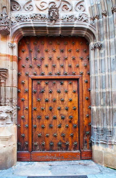 Bilbao, İspanya: Santiago Katedrali Basilica ahşap kapı ayrıntılarını, Katolik Kilisesi Old Town XIV yüzyıl ve XVI yüzyıl arasında Gotik tarzda inşa