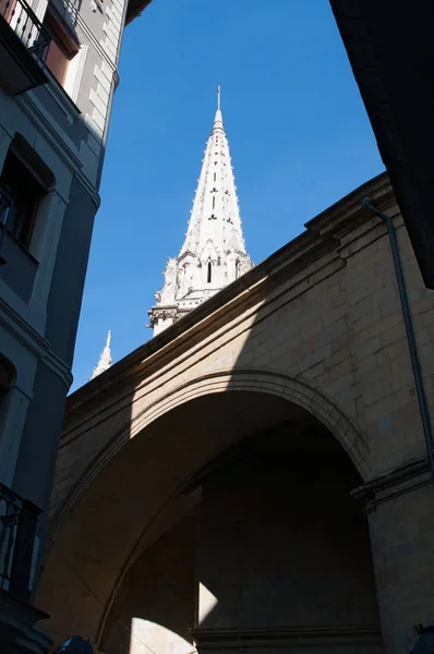 Bilbao: steegjes en de klokkentoren van de basiliek van de kathedraal van Santiago, de katholieke kerk in de binnenstad gebouwd in gotische stijl tussen de Xiv en de Xvi eeuw — Stockfoto