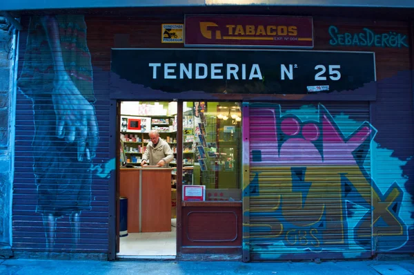 Kraj Basków: Sklep z wyrobami tytoniowymi w jego sklep po zachodzie słońca w centrum Casco Viejo, najstarszej dzielnicy i oryginalne jądro miasta Bilbao — Zdjęcie stockowe