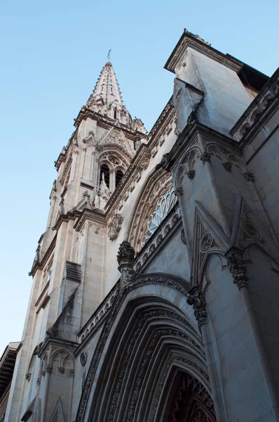 Bilbau: a torre sineira da Basílica Catedral de Santiago, a igreja católica na Cidade Velha construída em estilo gótico entre o século XIV e o início do século XVI — Fotografia de Stock