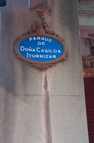Bilbao: tecken på Dona Casilda Iturrizar park, en offentlig park skapade 1907, uppkallad efter välgörarinna Casilda Iturrizar som donerade terrängen, och fontänen — Stockfoto