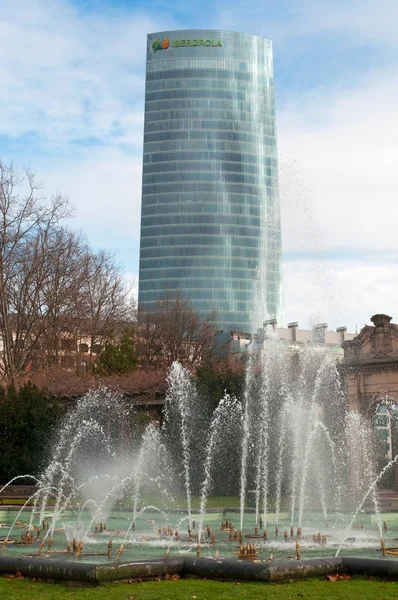 Bilbao: skyline visto do parque Dona Casilda Iturrizar, um parque público criado em 1907, nomeado após a benfeitora Casilda Iturrizar que doou os terrenos para a cidade, e a fonte — Fotografia de Stock