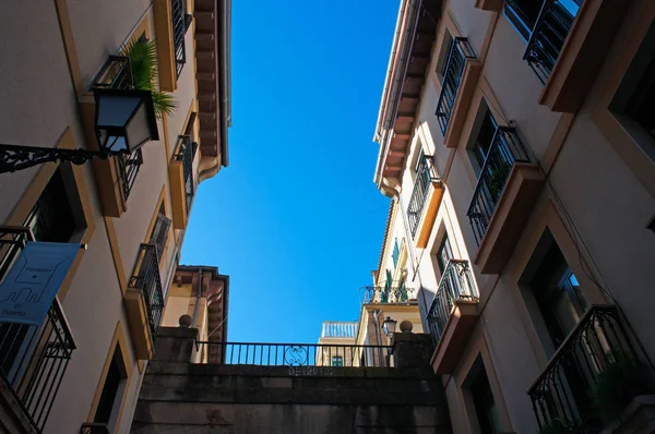 Donostia-San Sebastian: vista dos palácios e das ruelas da Parte Vieja, da Cidade Velha e do núcleo original da cidade — Fotografia de Stock