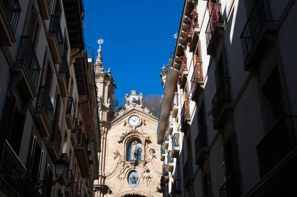 Donostia-San Sebastián: vista de la Basílica de Nuestra Señora del Coro, Basílica de Santa María de Coro, una iglesia parroquial barroca católica romana completada en 1774 en la Parte Vieja, Casco Antiguo — Foto de Stock