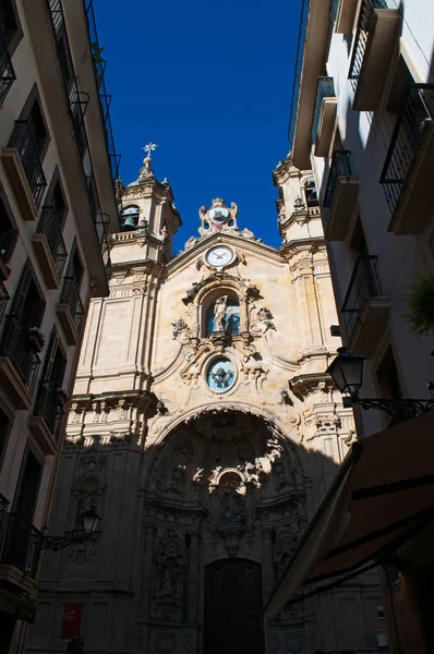 Donostia-San Sebastián: vista de la Basílica de Nuestra Señora del Coro, Basílica de Santa María de Coro, una iglesia parroquial barroca católica romana completada en 1774 en la Parte Vieja, Casco Antiguo — Foto de Stock