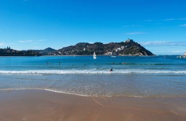 Bask Bölgesi: ünlü plajı, La içinde Donostia San Sebastian, Bay of Biskay kıyı kenti iskelesinden görülen Concha 