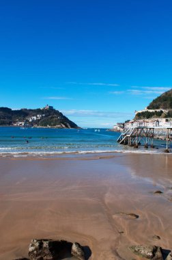 Bask Bölgesi: ünlü plajı, La içinde Donostia San Sebastian, Bay of Biskay kıyı kenti iskelesinden görülen Concha 