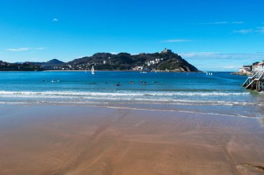 Bask Bölgesi: ünlü plajı, La içinde Donostia San Sebastian, Bay of Biskay kıyı kenti iskelesinden görülen Concha 
