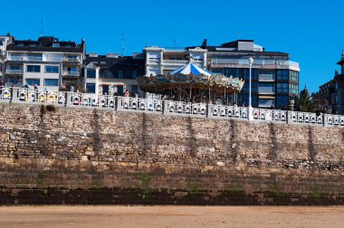 İspanya: Donostia-San Sebastian, ünlü plajı, La Concha üzerinden, gördün mü Bay of Biskay kıyı kenti bir atlıkarınca görünümünü Avrupa'nın en iyi şehir plajlar biri olarak kabul