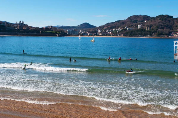 Pays basque : la célèbre plage de La Concha vue de la jetée de Donostia San Sebastian, la ville côtière du golfe de Gascogne — Photo