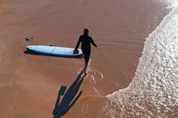 Pays basque : une surfeuse avec sa planche de surf sur la plage de La Concha, considérée comme l'une des meilleures plages d'Europe, à Donostia San Sebastian, la ville du golfe de Gascogne — Photo