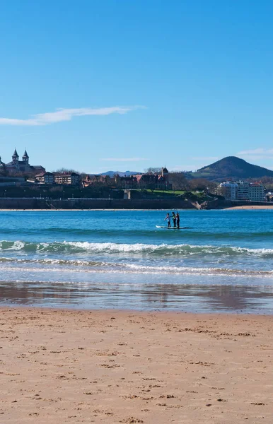 País Vasco: la famosa playa de La Concha vista desde el muelle de Donostia San Sebastián, la ciudad costera del Golfo de Vizcaya —  Fotos de Stock