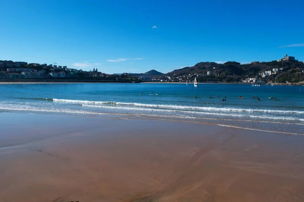 Pays basque : la célèbre plage de La Concha vue de la jetée de Donostia San Sebastian, la ville côtière du golfe de Gascogne — Photo