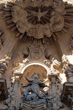Donostia-San Sebastian: koro, 1774 yılında, Parte Vieja, eski şehrin en eski kiliselerinden biri tamamlandı Barok Roma Katolik parish Kilisesi Saint Mary Bazilikası ayrıntılarını