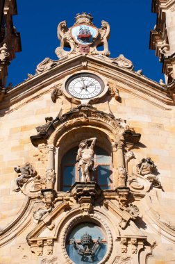 Donostia-San Sebastian: koro, 1774 yılında, eski şehrin en eski kiliselerinden biri tamamlandı Barok Roma Katolik parish Kilisesi Saint Mary Bazilikası'nın okları tarafından San Sebastian heykeli deldi