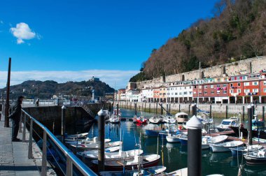 Bask ülke, İspanya: bere eski şehrin manzarası Donostia San Sebastian, Bay of Biskay kıyı kenti sahil seyir limanda bir adamla 