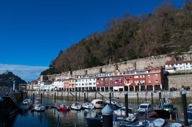 Bask ülke, İspanya: bağlantı noktası ve Skyline görünümünde Donostia San Sebastian, Bay of Biskay kıyı kenti sahil tekneler 