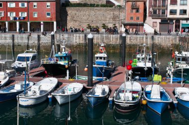 Bask ülke, İspanya: bağlantı noktası ve Skyline görünümünde Donostia San Sebastian, Bay of Biskay kıyı kenti sahil tekneler 