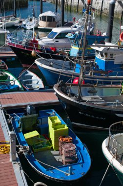 Bask ülke, İspanya: bağlantı noktası ve Skyline görünümünde Donostia San Sebastian, Bay of Biskay kıyı kenti sahil tekneler 