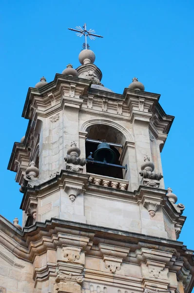 Donostia-San Sebastián: klocktornet i den Basilica of Saint Mary av Chorus, barock romersk-katolska kyrka färdigställdes 1774, en av de äldsta kyrkorna i gamla stan — Stockfoto