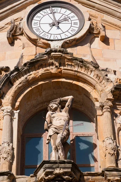 Donostia-San Sebastián: statyn av San Sebastian genomborrad av pilar på fasaden till den Basilica of Saint Mary av Chorus, barock romersk-katolska kyrka färdigställdes 1774, en av de äldsta kyrkorna i gamla stan — Stockfoto